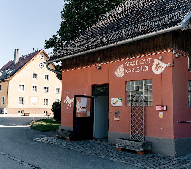 Hofgeb&auml;ude des St&auml;dtischen Guts Karlshof in Ismaning.