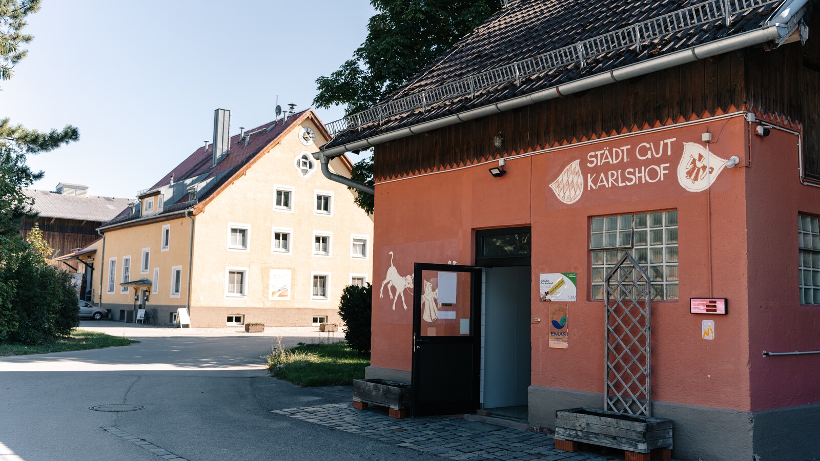 Hofgebäude des Städtischen Guts Karlshof in Ismaning.